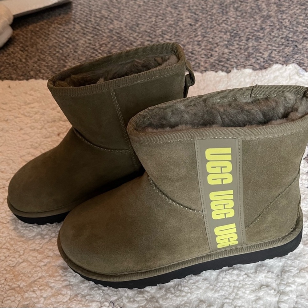 Classic short army green UGG boots. Size 7 NWT.